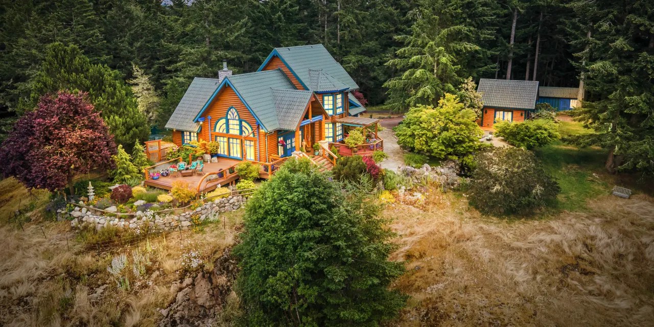 In Coastal Washington, a Newly Listed Clifftop Home Takes the Log Cabin