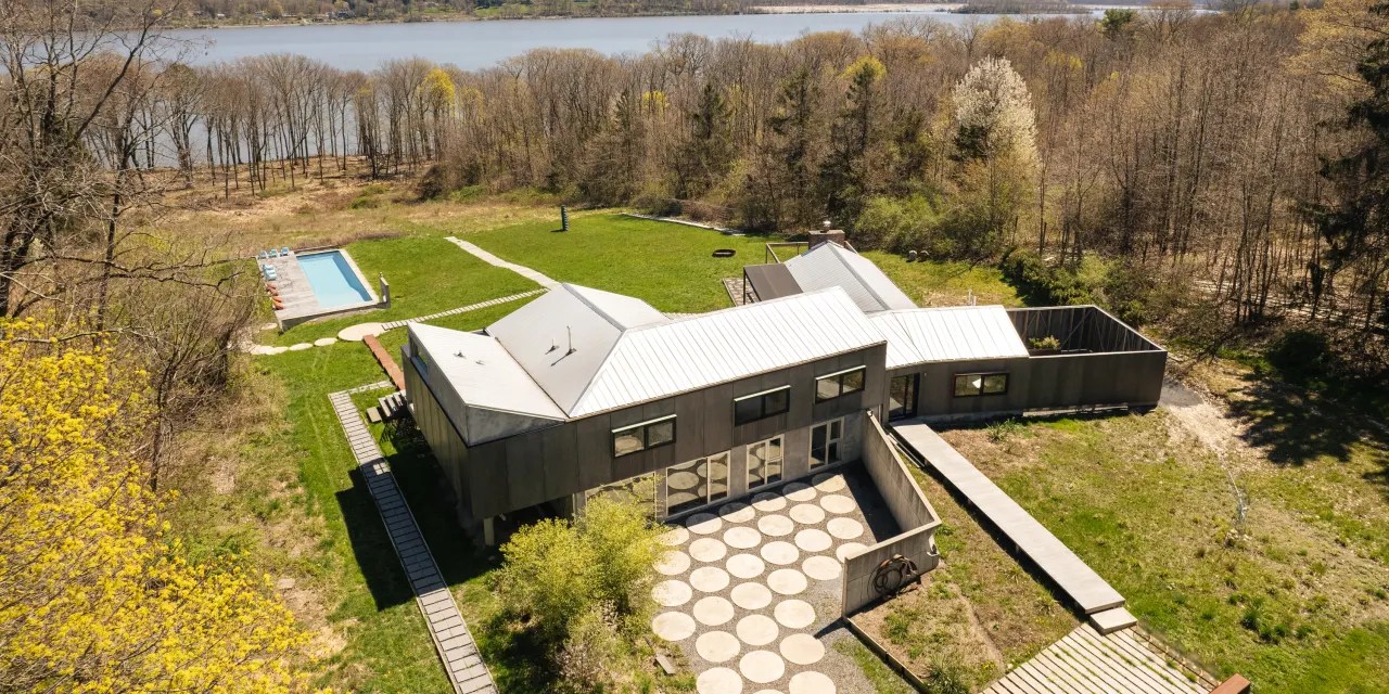 A MidCentury Modern Gem Tucked Into the Woods of Upstate New York