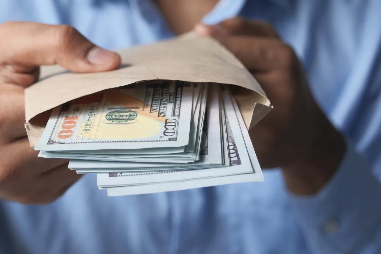 Robinhood wants to bring bags of cash to your doorstep and says it can do it safely