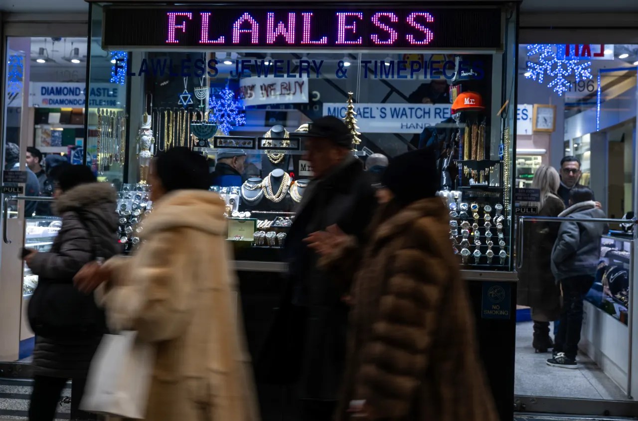 "الثيران مذعورون بالتأكيد": هل توقف الارتفاع المذهل للفضة هذا العام؟