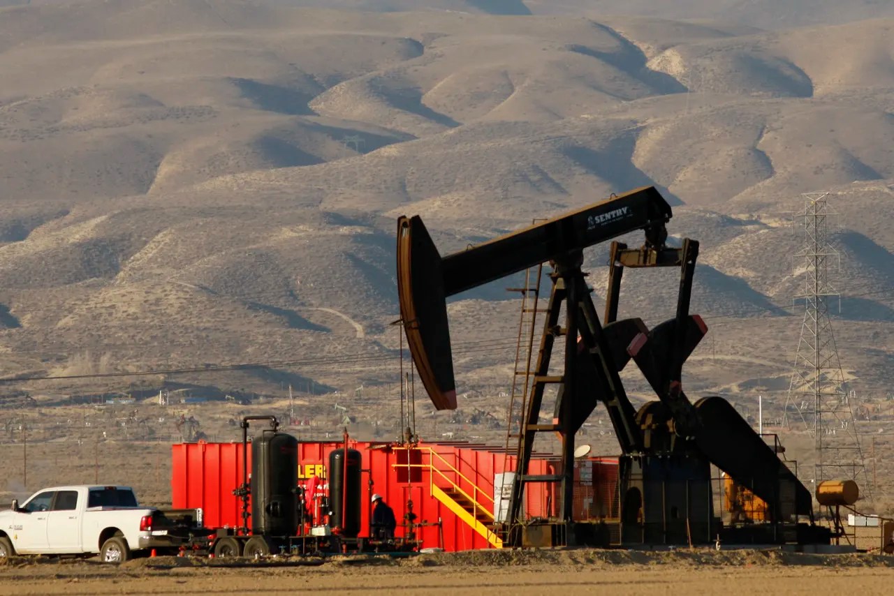 Energy investors go stock picking, benefiting Chevron over Exxon