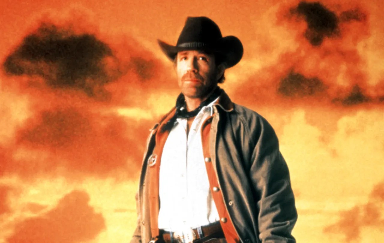 Chuck Norris ne meurt jamais : comment un mème a fait de l&rsquo;acteur une icône culturelle et une marque multimillionnaire