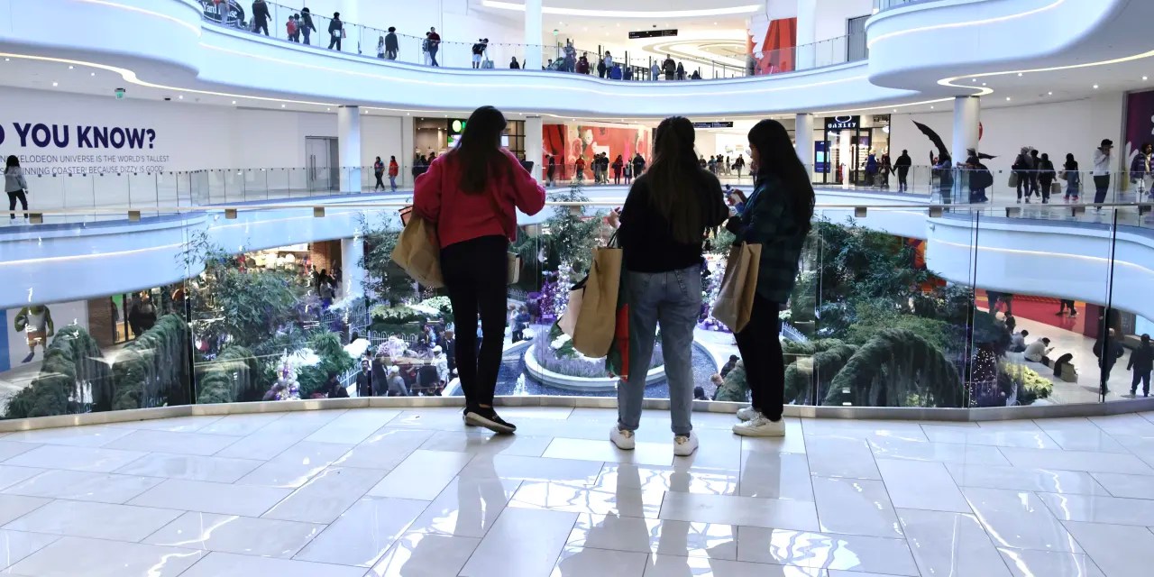 U.S. economy keeps up the momentum as holiday season approaches, S&P