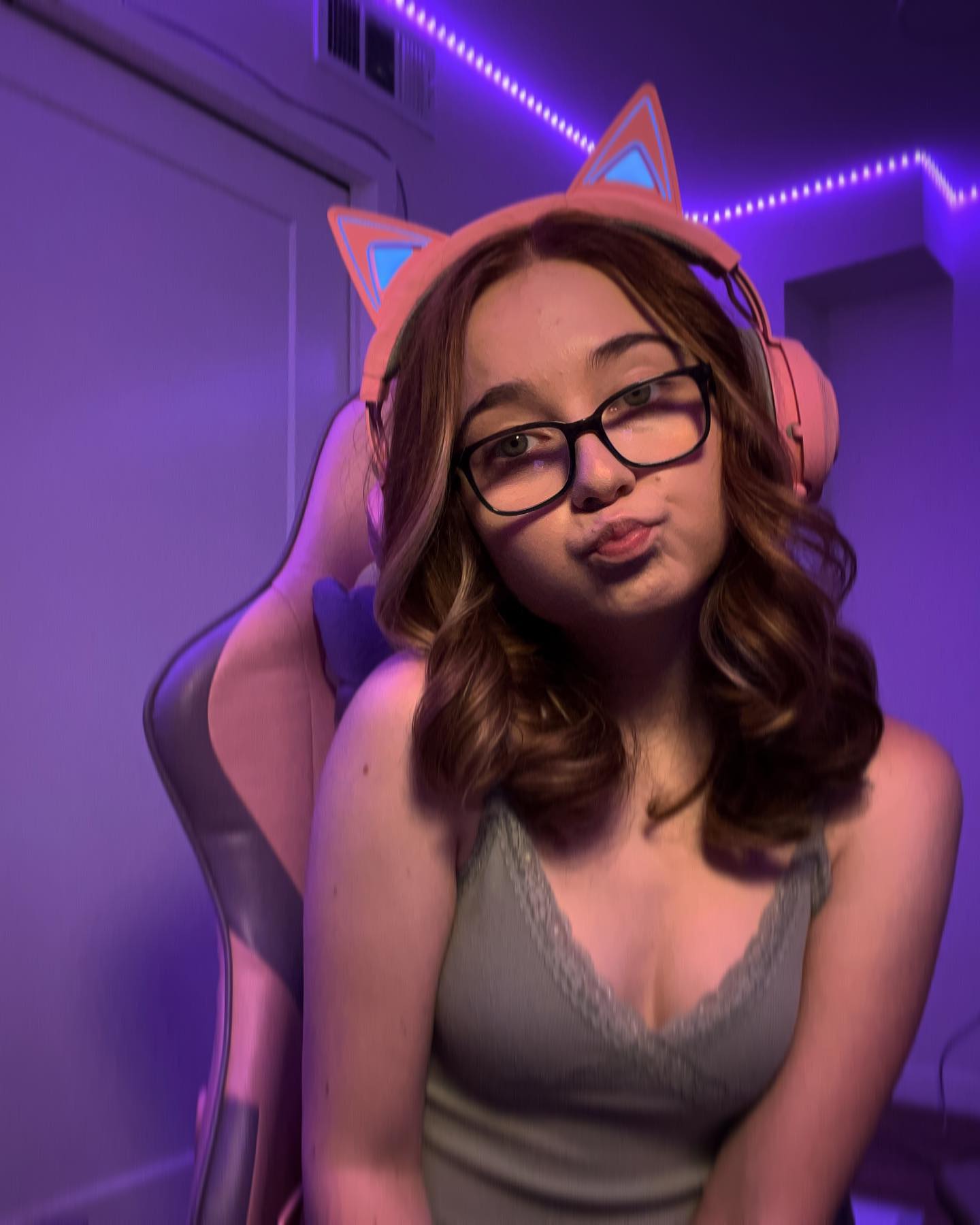 ALYSSA • @lyssaurora_official • Milkshake Website Builder
