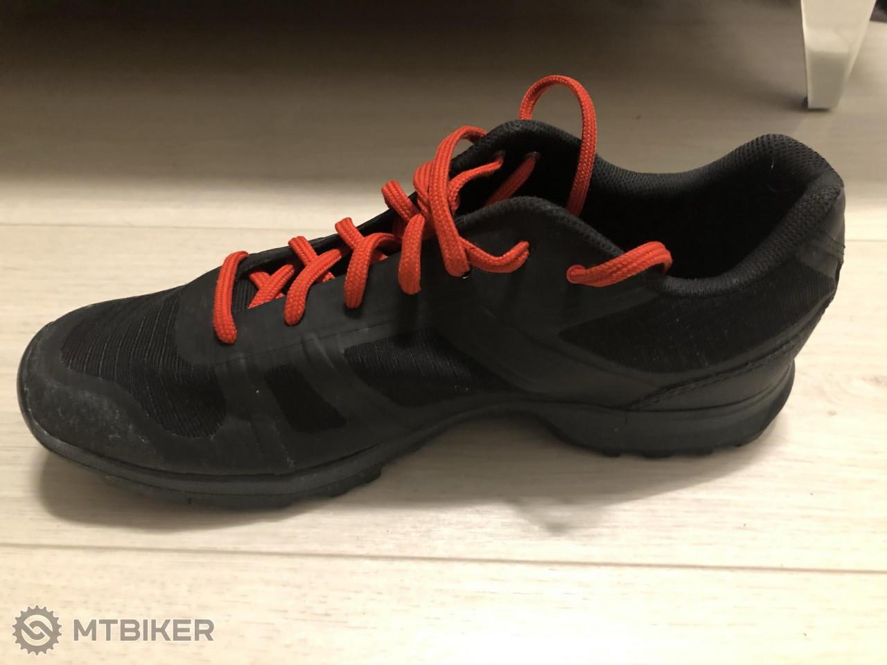 Tretry Giro Gauge Black/Bright Red veľ.43 Tretry na horský bicykel