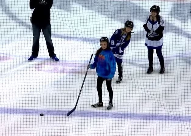 Siblings reunited with father during ice hockey intermission