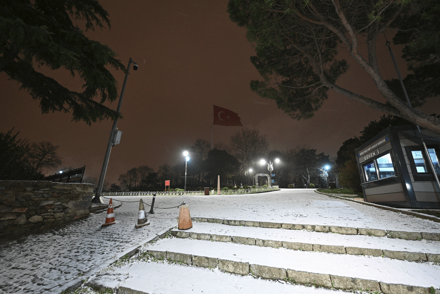 Based on this information, write a new short title in Turkish: Kar geri döndü! İstanbul’un bazı ilçeleri beyaza büründü