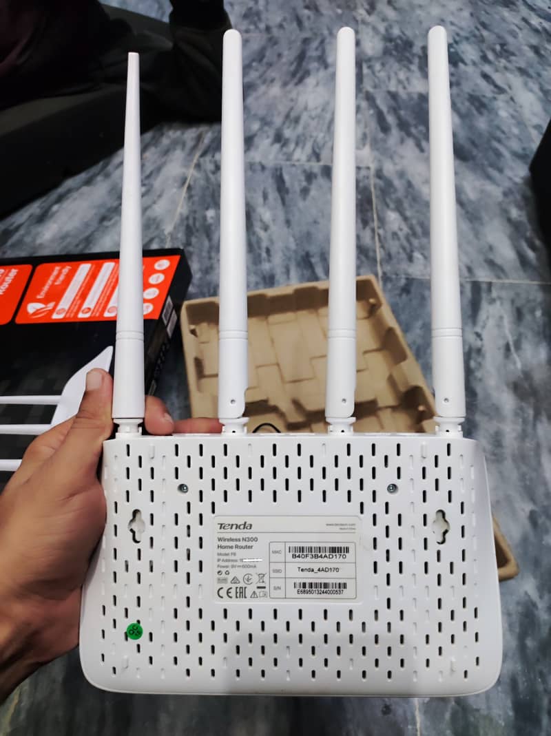 Tenda WiFi router - Servers - 1081112234