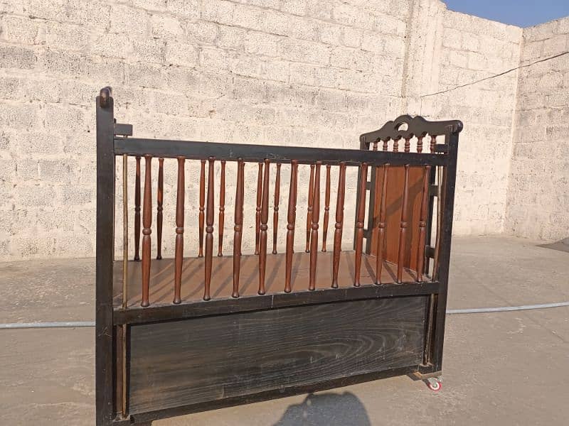 Baby cot wooden cot 9/10. Strong and heavy. Can be used 4 a long time