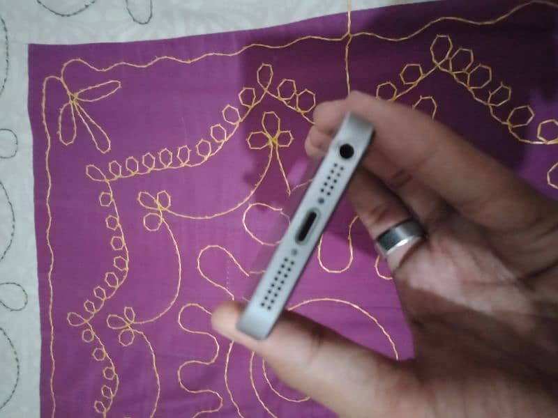 iPhone 5se 16 gb hn home button kabhi kabhi use huta hn non pta hn