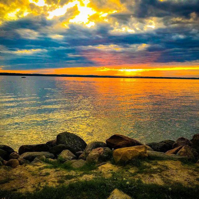 The Beach Lakefront Bar & Grill Updated 2024, Burgers Restaurant in