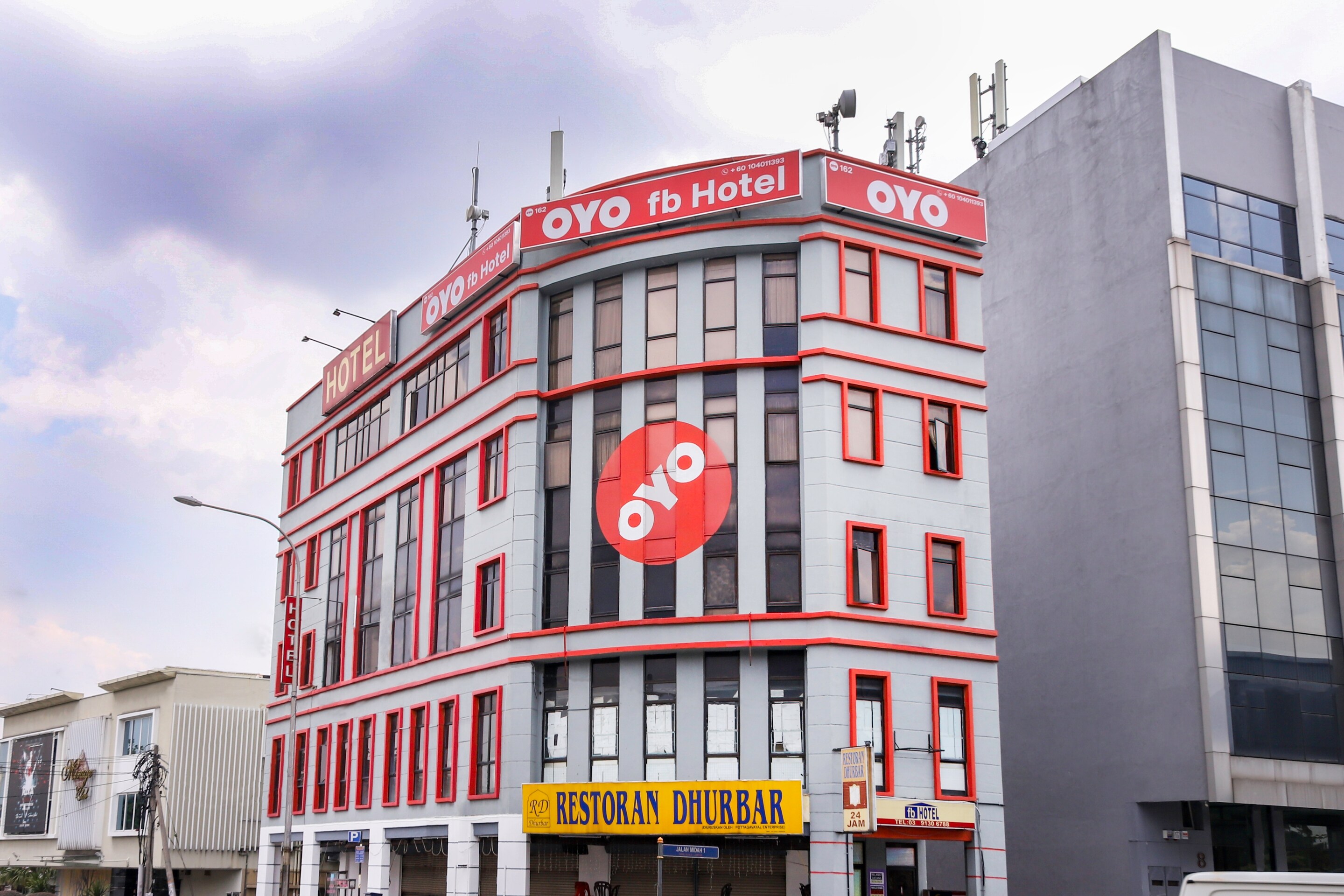 Hotel Near Terminal Bersepadu Selatan / SAKA KITA