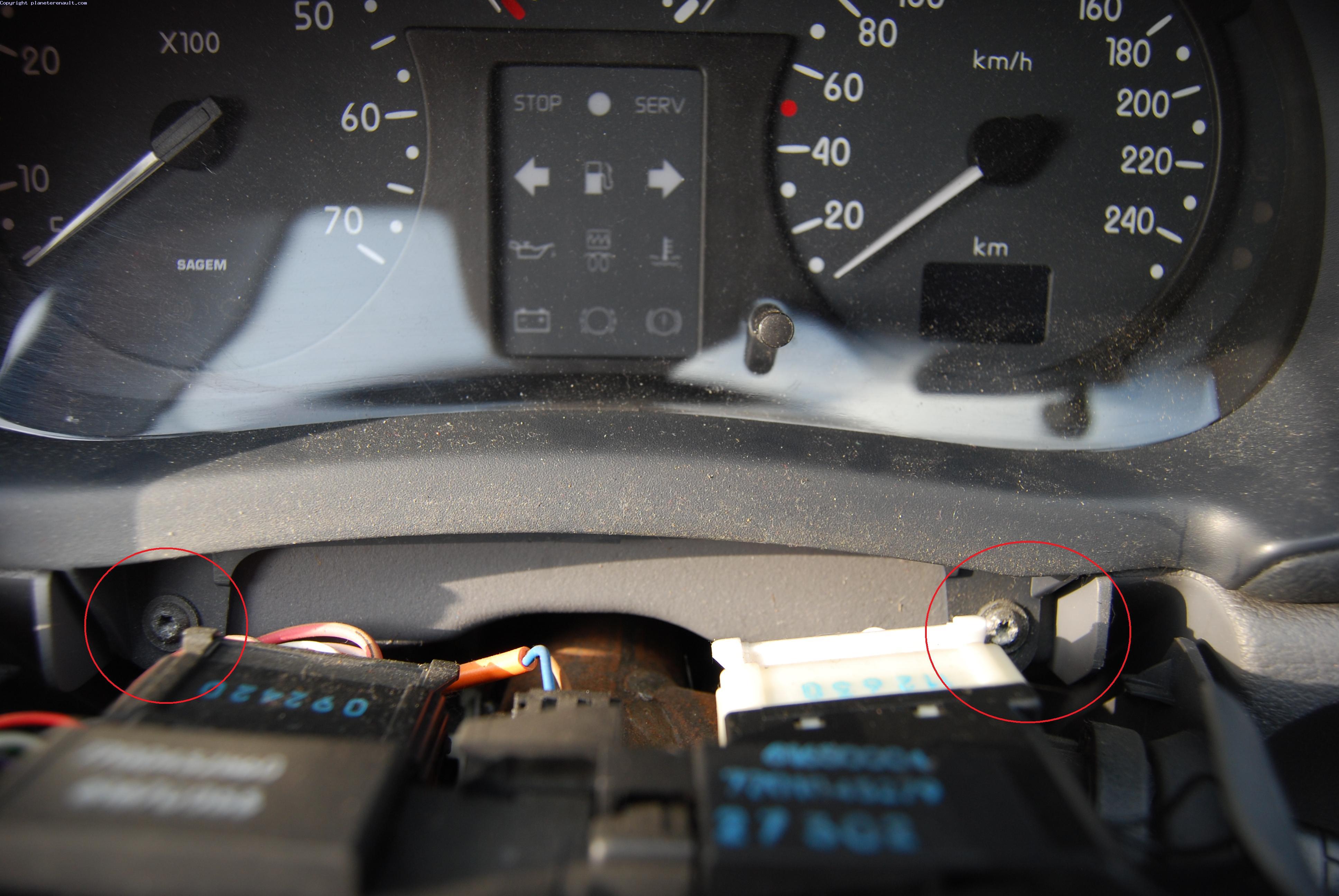 Clio II démonter le haut de la planche de bord Réglé P18 Renault