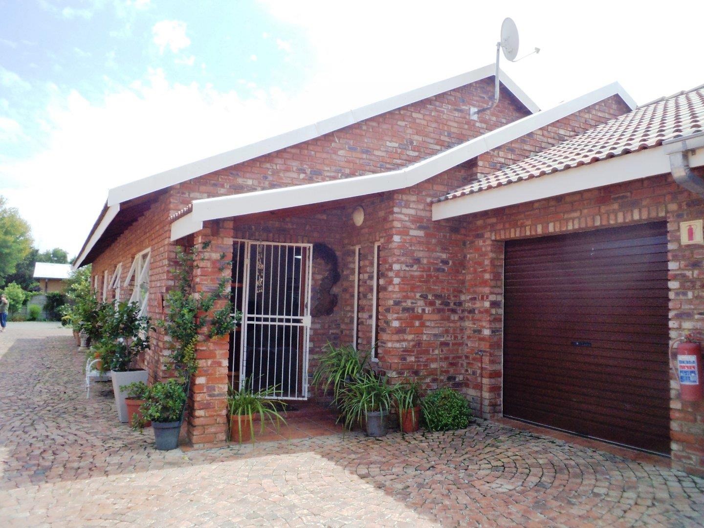 2 Bedroom Townhouse for sale in Parys P24106164431