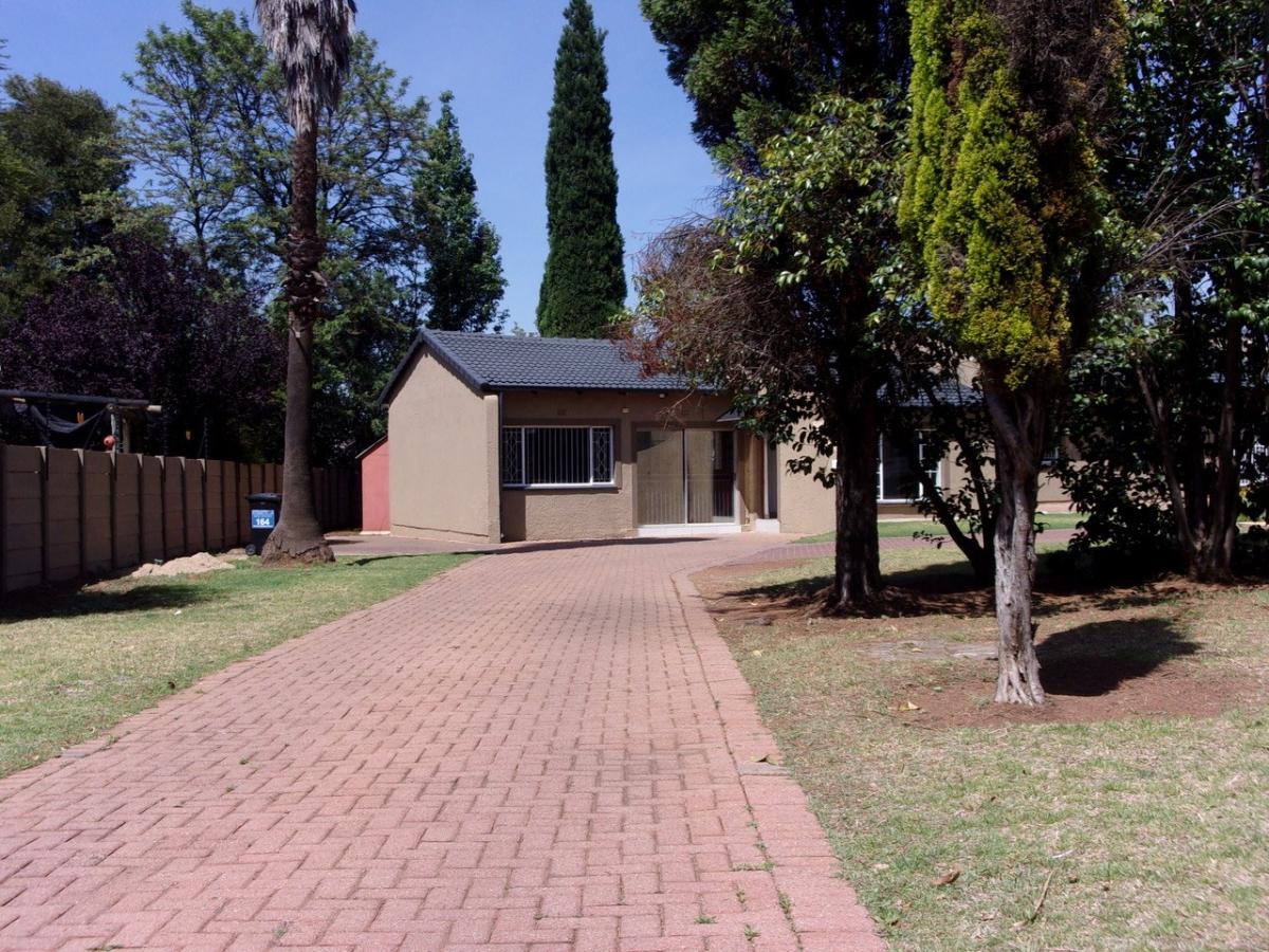 Commercial property to rent in Brackenhurst 164 Hennie Alberts P24