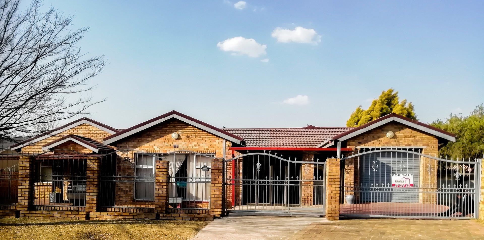 4 Bedroom House for sale in Ferryvale P24107847462