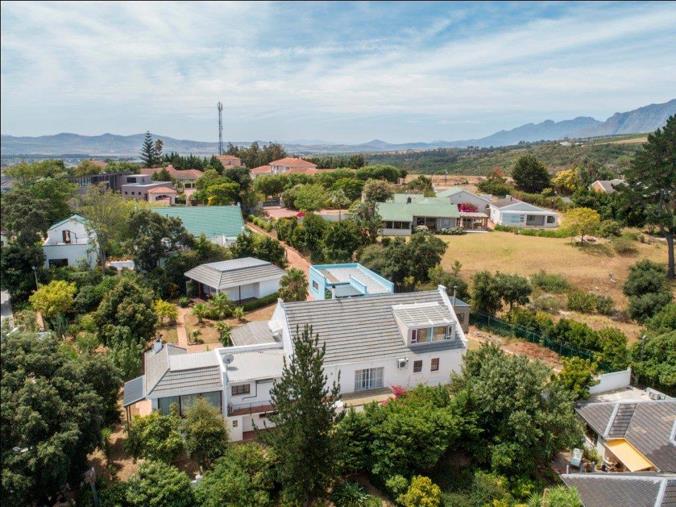 3 Bedroom House for sale in Helderberg Estate