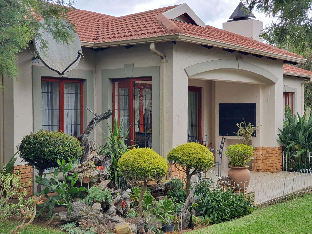 2 Bedroom House for sale in Featherwood Retirement Estate P24111820864