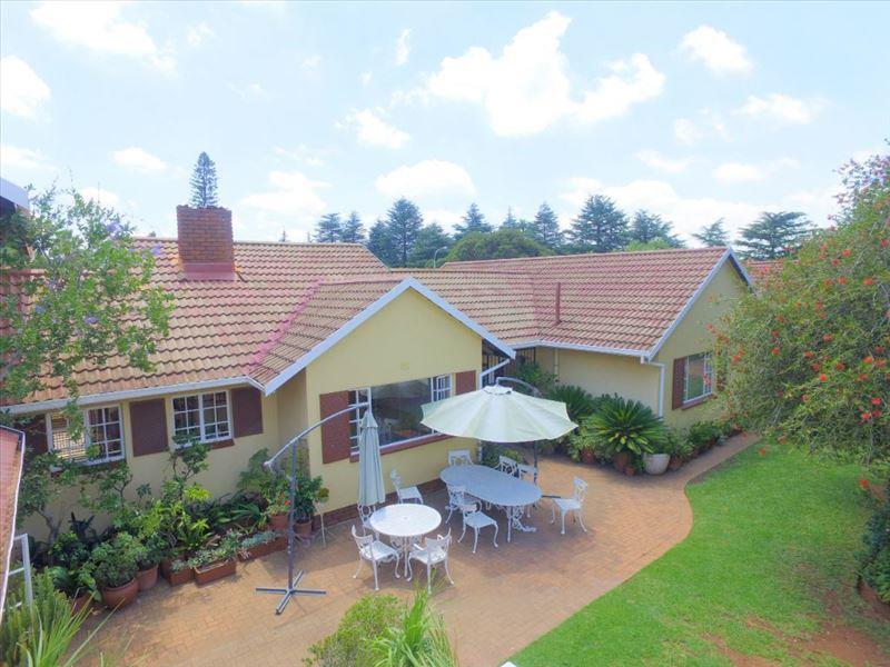 3 Bedroom House for sale in Van Riebeeck Park 9 Seekoei Avenue P24