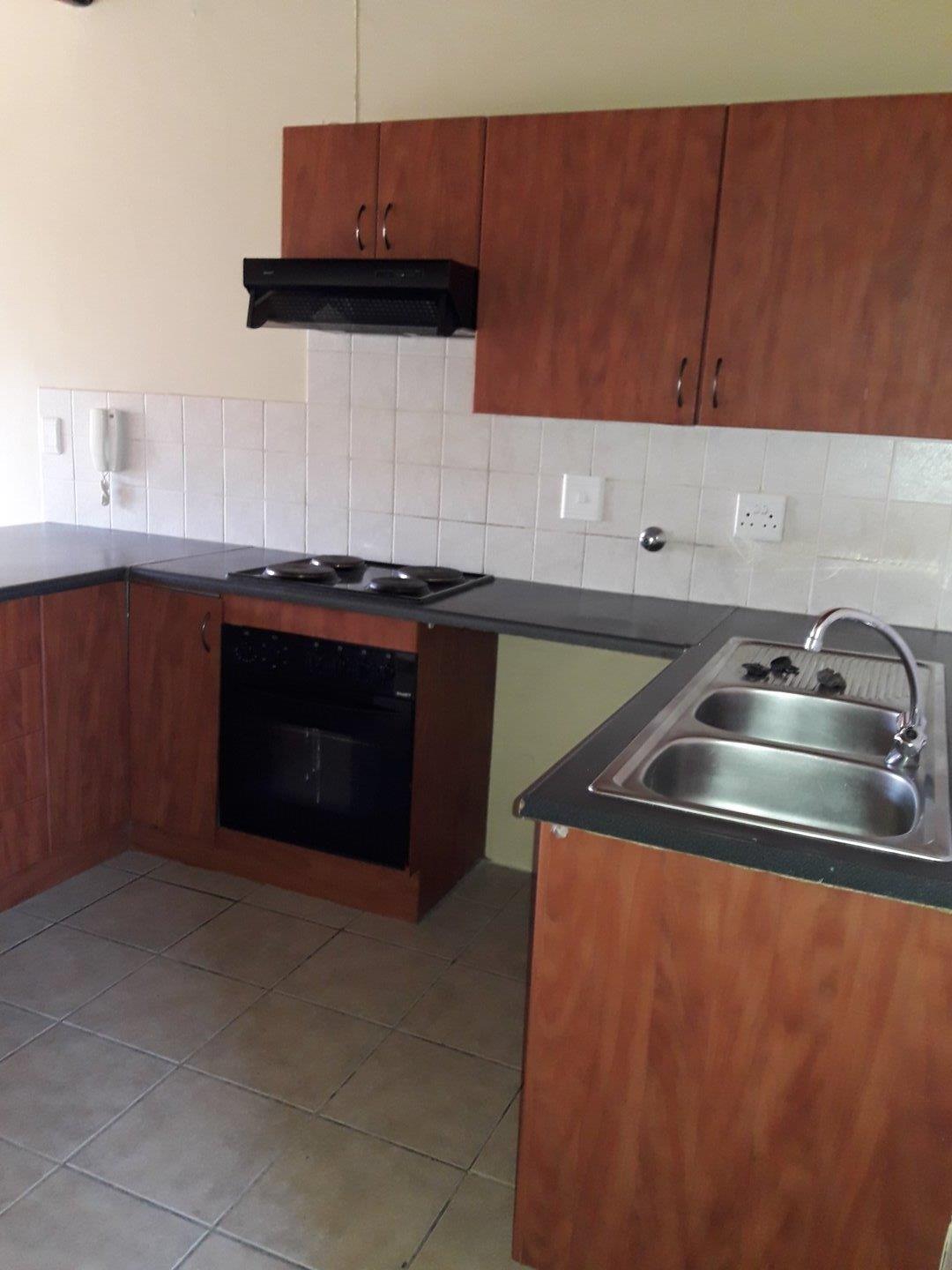 1 Bedroom Apartment / flat to rent in Halfway Gardens Ville Roy Court