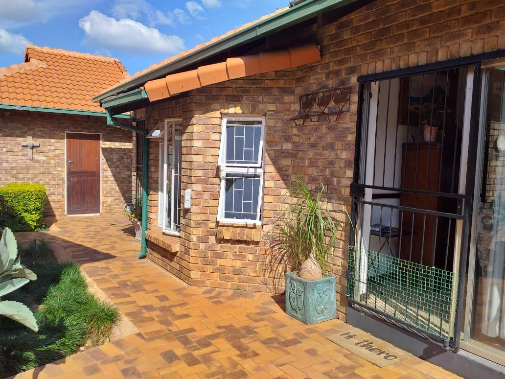 3 Bedroom House for sale in Waverley P24104979398