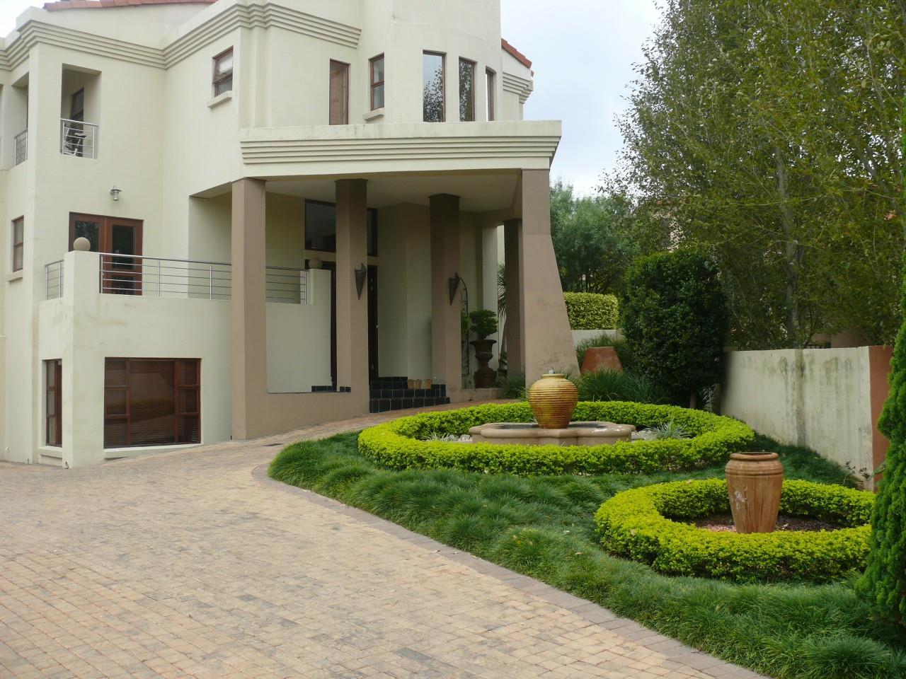 4 Bedroom House for sale in Woodhill Golf Estate P24300348996