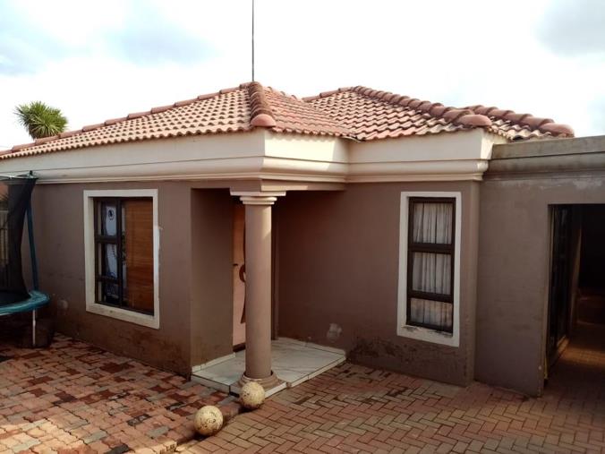 4 Bedroom House for sale in Vosloorus