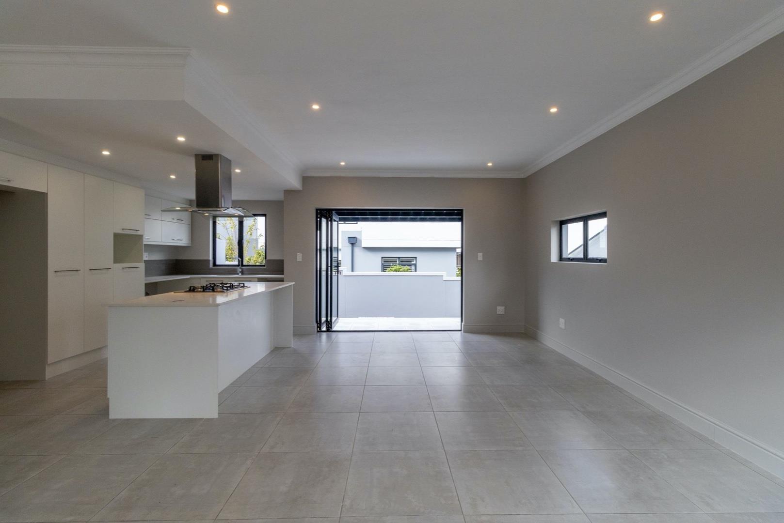 3 Bedroom Townhouse for sale in Broadacres 2629 The Avenues, 00