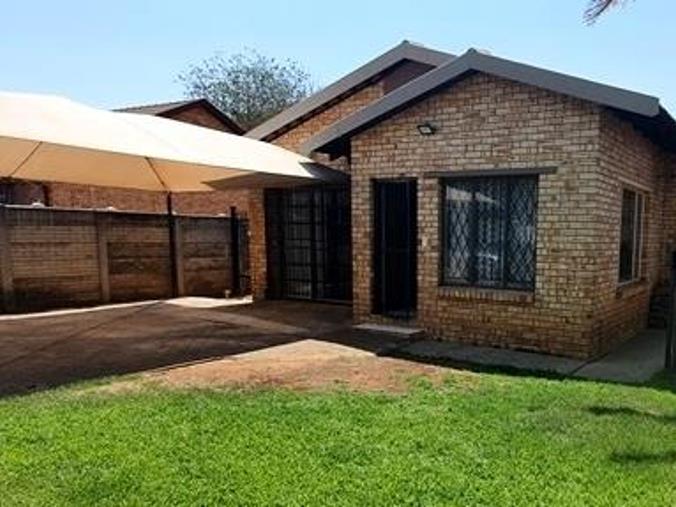 3 Bedroom House for sale in Geelhoutpark
