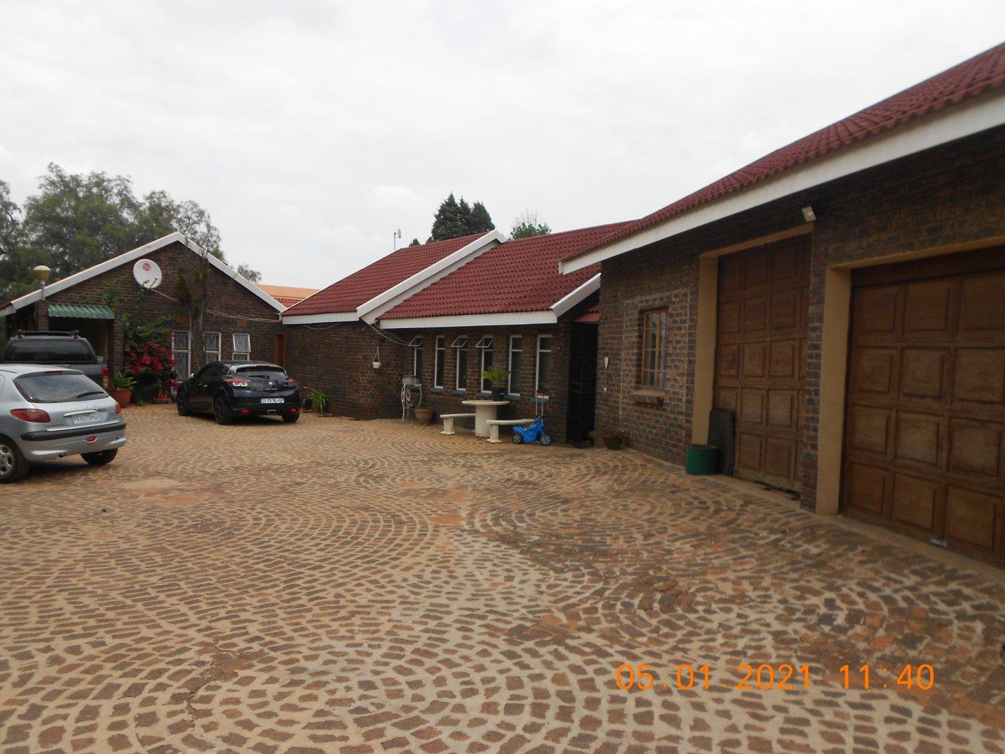 5 Bedroom House for sale in Cloverdene P24109480041