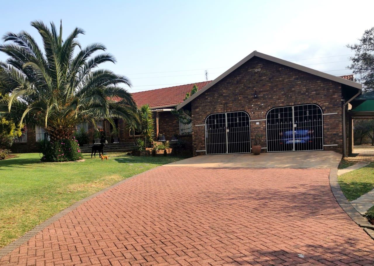 4 Bedroom House for sale in Die Heuwel Ext 1 P24113502125