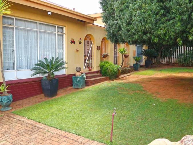 5 Bedroom House for sale in Krugersdorp North