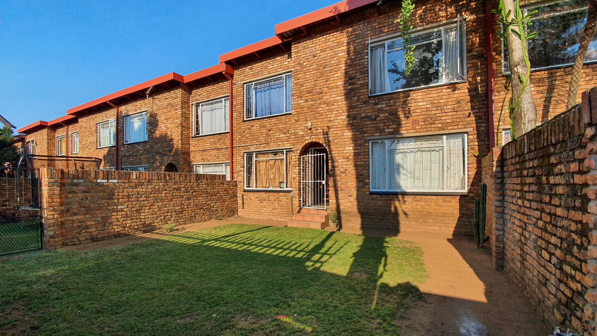 3 Bedroom Townhouse for sale in Middelburg Central P24113925521