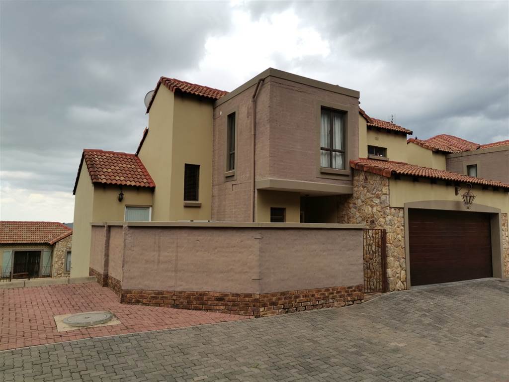 Constantia Kloof, Roodepoort Property Townhouses to rent in