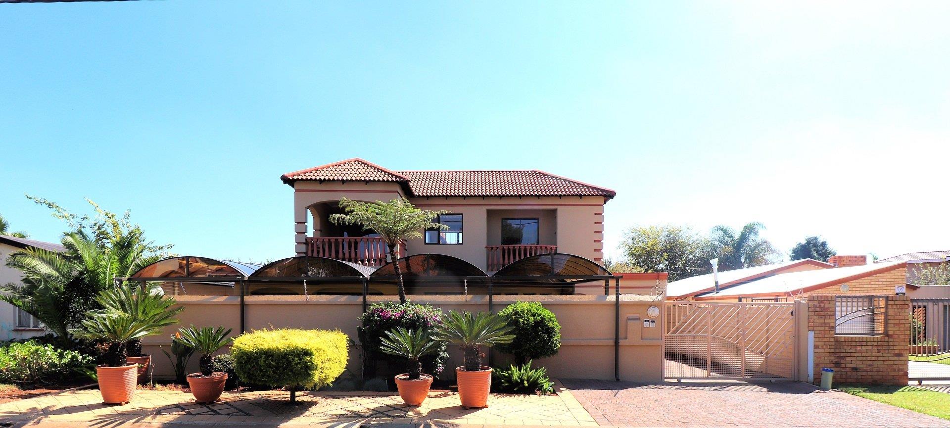 5 Bedroom House for sale in Lenasia 24 Plover Street P24113093999