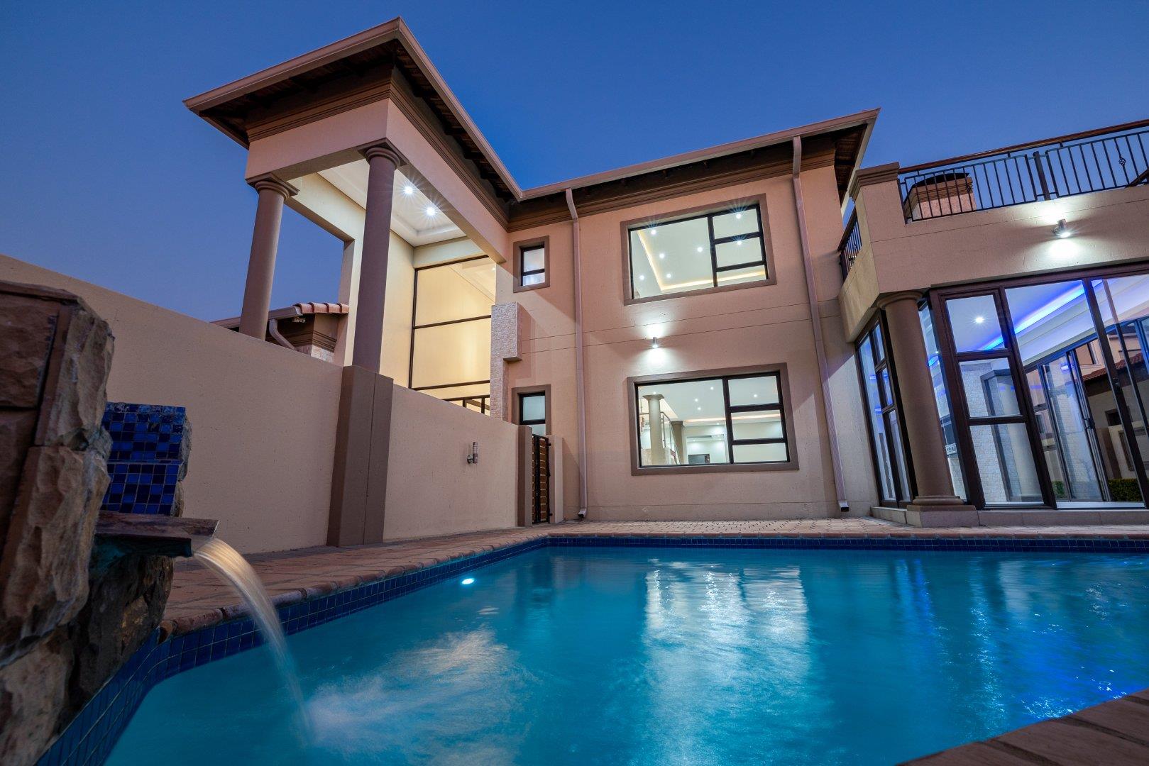 4 Bedroom House for sale in Blue Valley Golf Estate P24110025186