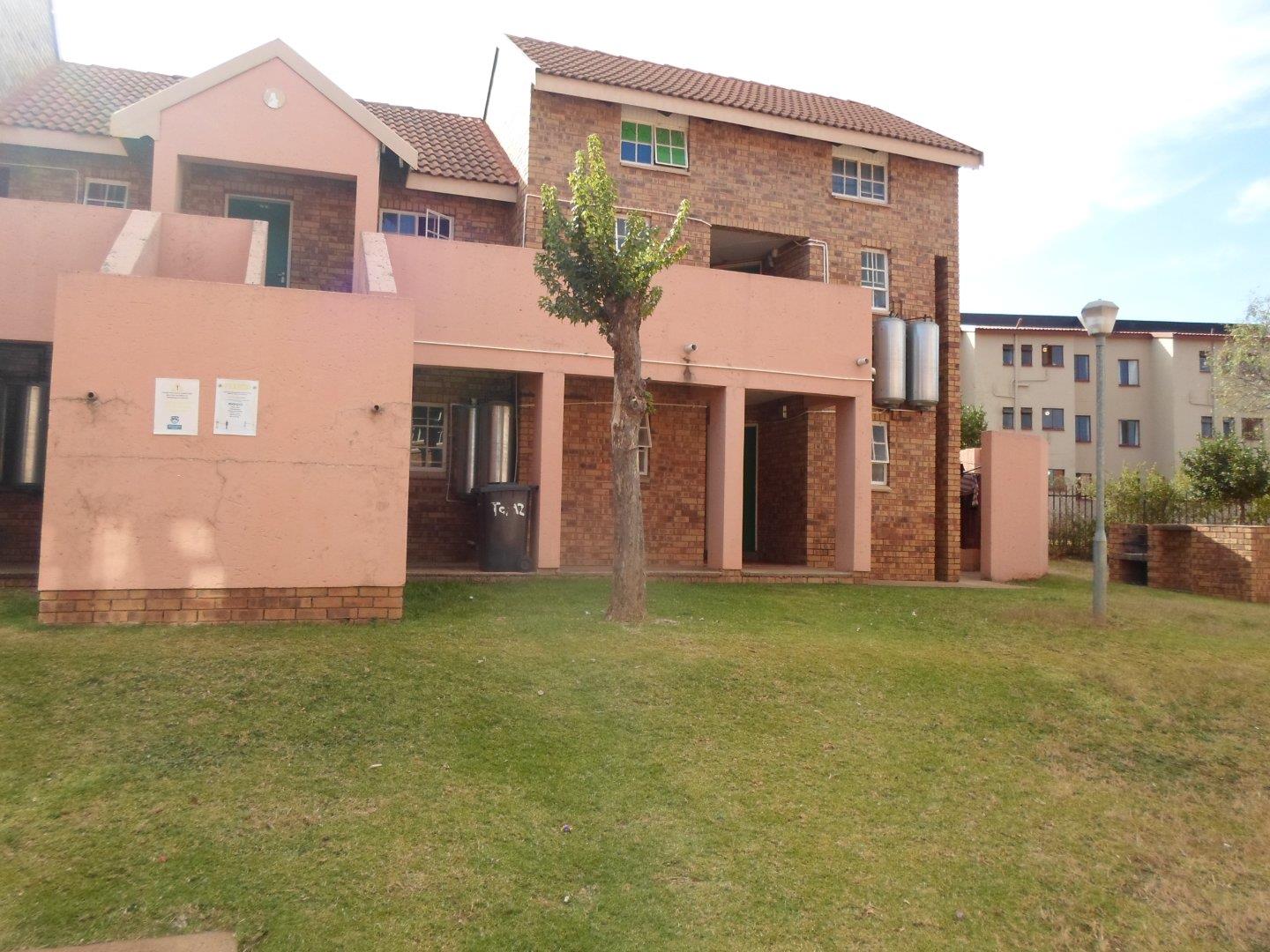 2 Bedroom Apartment / flat for sale in Philip Nel Park P24110026772