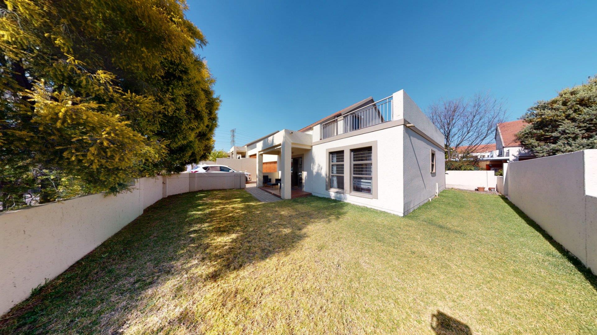 3 Bedroom Townhouse for sale in Sunninghill P24110042948