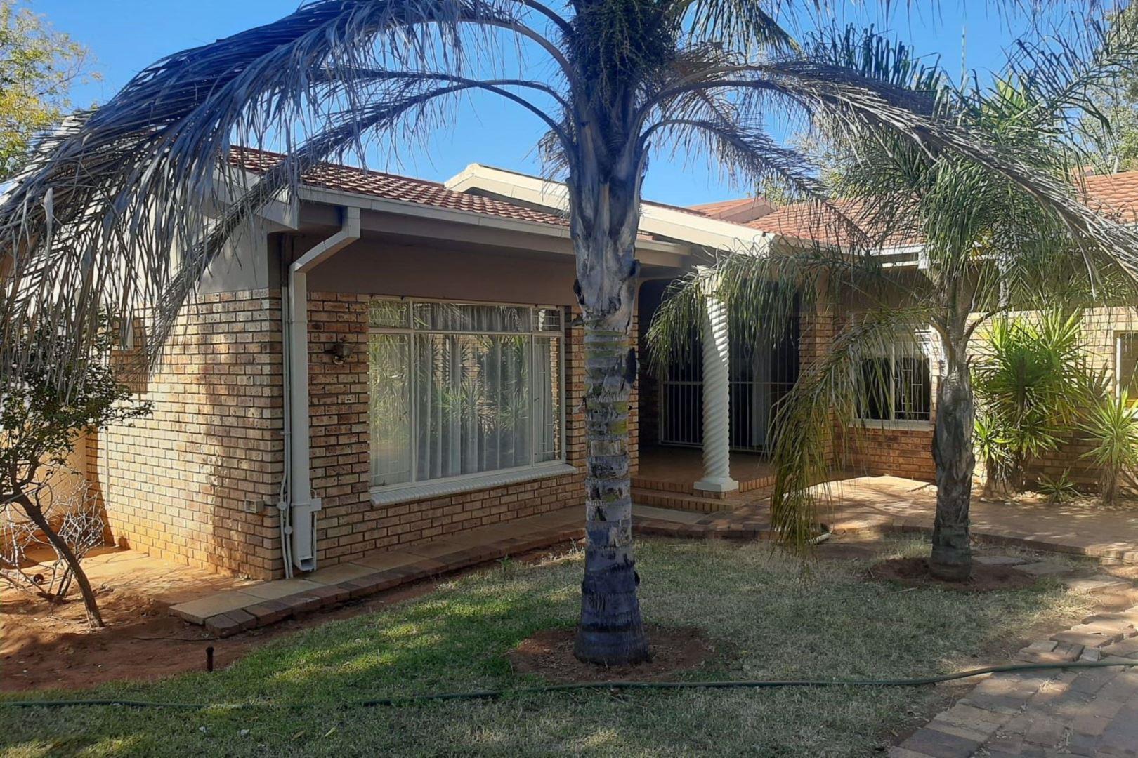 5 Bedroom House for sale in Schweizer Reneke 40 Therese Street P24