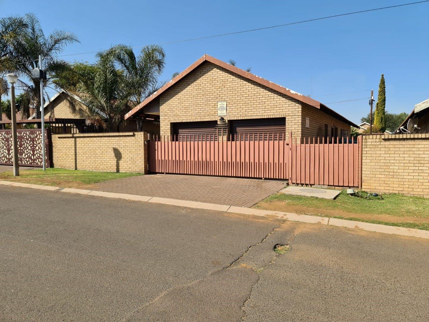 3 Bedroom House for sale in Reyno Ridge P24114578102