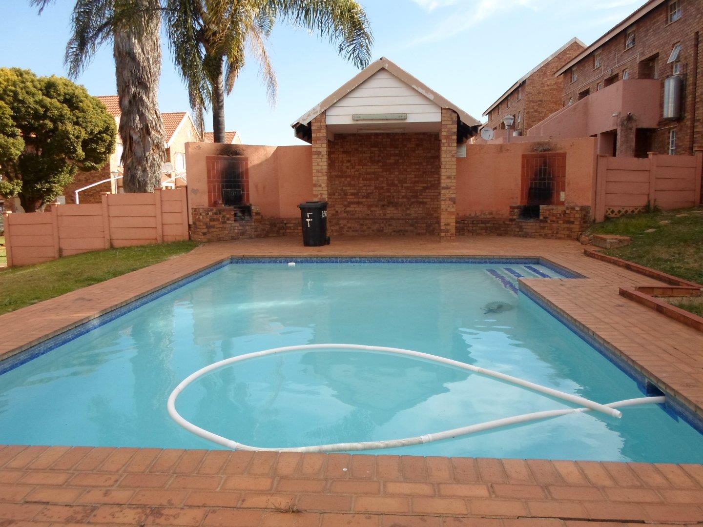 2 Bedroom Apartment / flat for sale in Philip Nel Park P24113464825