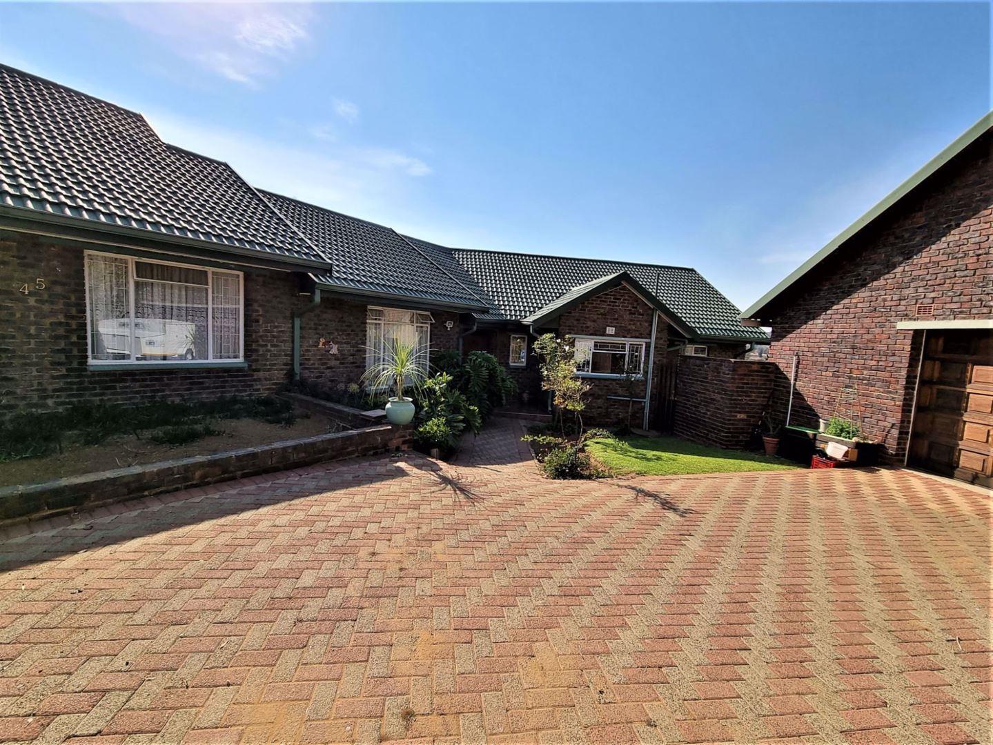 5 Bedroom House for sale in Overkruin P24110115074