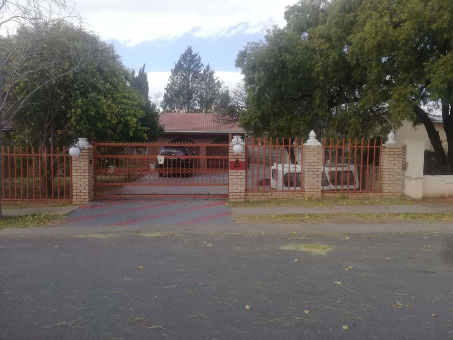 4 Bedroom House for sale in Queenstown Central P24110142150