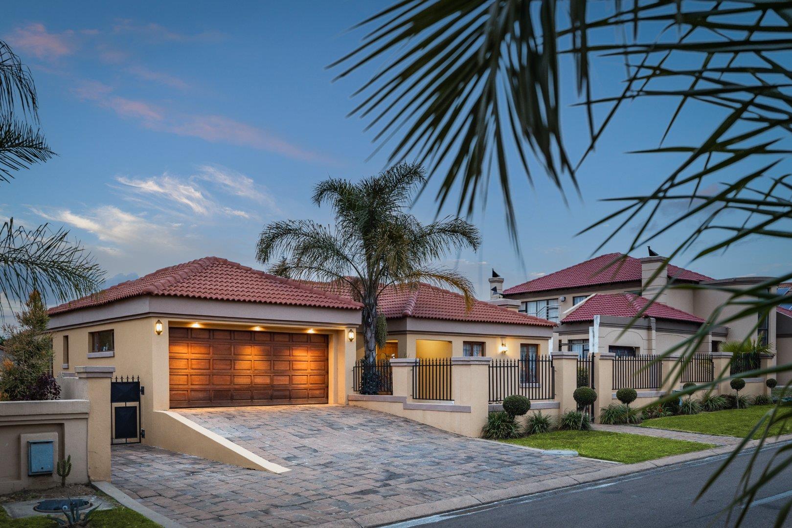 4 Bedroom House for sale in Crescent Wood Country Estate P24110368295