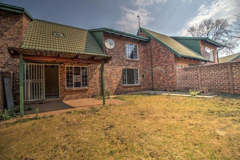 3 Bedroom Townhouse for sale in Glen Marais 24 Oppikruin ,2 Fiskaal