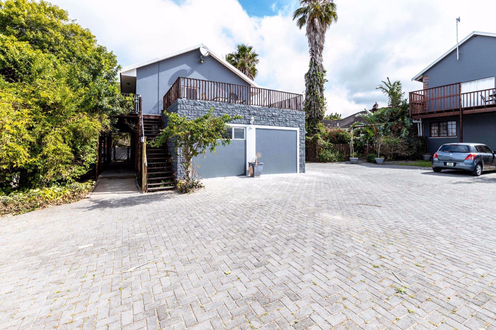 9 Bedroom House for sale in Beacon Bay P24110404711