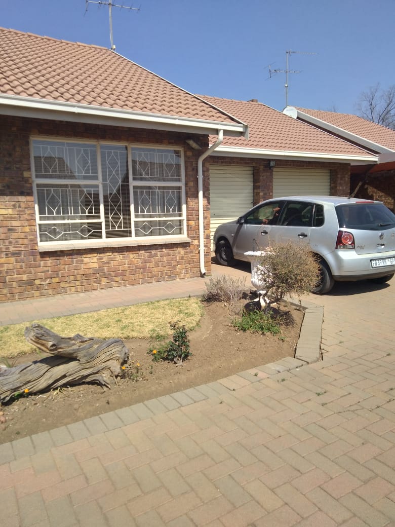 3 Bedroom House for sale in Dunnottar P24110436657