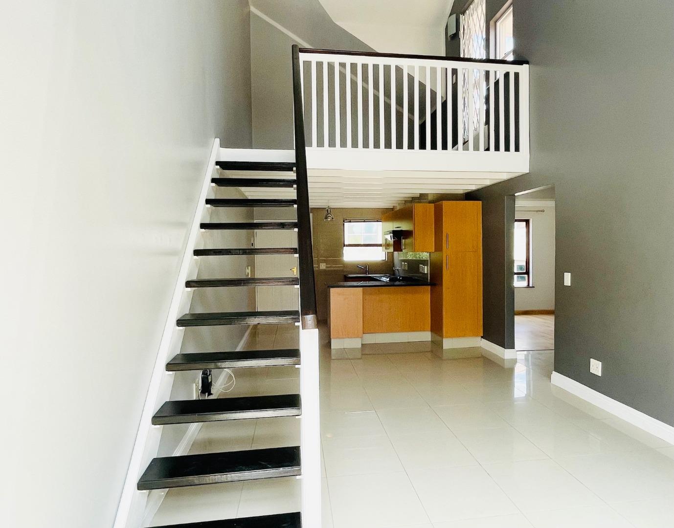 2 Bedroom Townhouse for sale in Sunninghill P24110597381