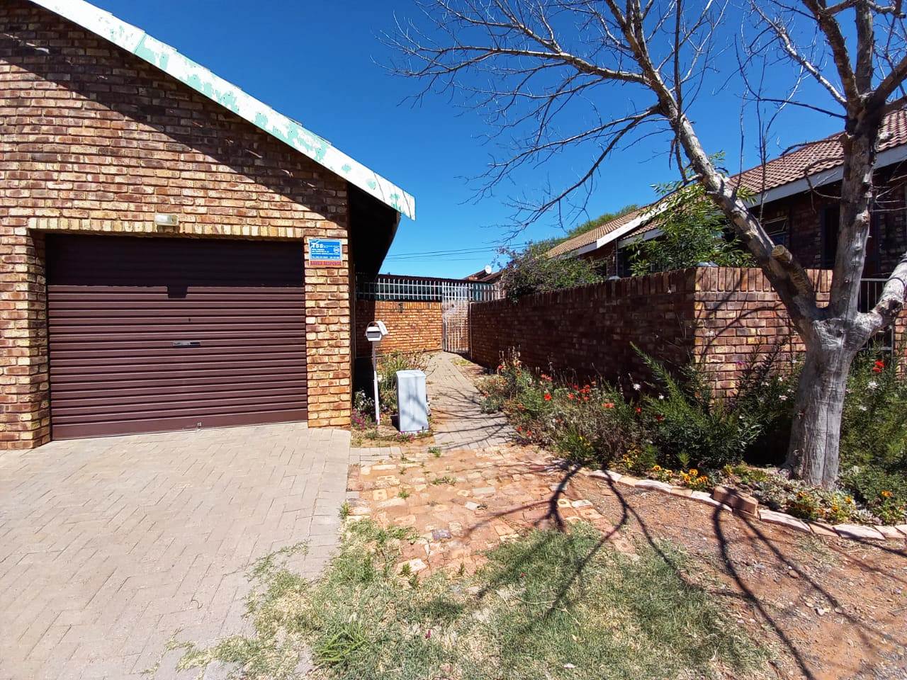 2 Bedroom House for sale in South Ridge P24110643747