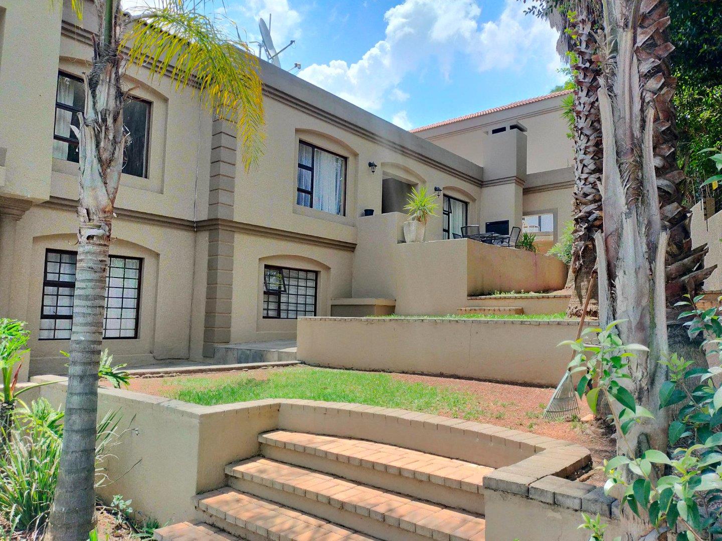 11 Bedroom House for sale in Rangeview 72 Simon Bekker Drive P24